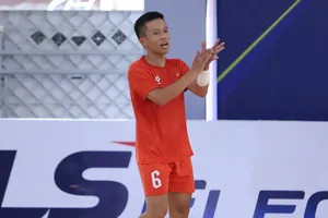 Đức Hòa trở lại đội tuyển futsal Việt Nam với cánh tay trái vẫn còn băng bó. ẢNH: TÂM HÀ 