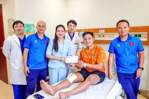 Liên đoàn Bóng đá Việt Nam thăm, động viên Hồ Văn Ý sau khi nam cầu thủ phẫu thuật dây chằng thành công. ẢNH: VFF 