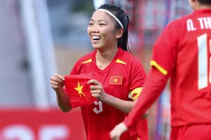 Huỳnh Như ăn mừng cùng lá cờ đỏ sao vàng. ẢNH: MINH HOÀNG