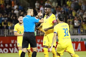 Michel Olaha cùng các cầu thủ SLNA phản ứng trọng tài với bàn thắng không được công nhận vào đầu hiệp 2. ẢNH: TÂM HÀ