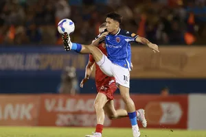 Nỗ lực của Võ Hoàng Minh Khoa trong trận đấu với CAHN. ẢNH: DŨNG PHƯƠNG