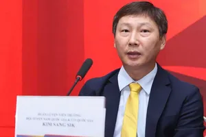 HLV Kim Sang-sik chia sẻ về sự chuẩn bị của U23 Việt Nam. ẢNH: TÂM HÀ