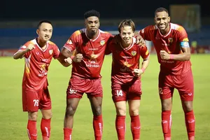 Các cầu thủ Hà Tĩnh ăn mừng bàn thắng của Atshimene. ẢNH: QUỲNH MAI 