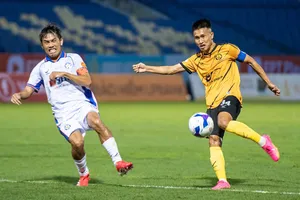 Cựu binh Doãn Ngọc Tân (áo vàng) nghỉ ít nhất 3 tháng hậu phẫu thuật. ẢNH: HOÀNG SƠN 