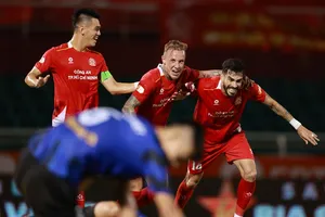 Nguyễn Tiến Linh cùng đồng đội ăn mừng bàn thắng của Endrick. ẢNH: DŨNG PHƯƠNG