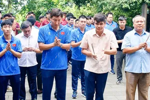 U23 Việt Nam dâng hương tưởng niệm vua Hùng. ẢNH: NHẬT ĐOÀN 