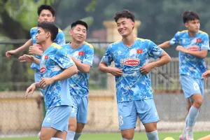 Các tuyển thủ U23 Việt Nam thoải mái ở phần khởi động trước buổi tập. ẢNH: NHẬT ĐOÀN 