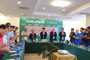 Quan chức AFC, VFF, các giám sát trọng tài, trọng tài và các đội quốc tế đứng dậy vỗ tay chúc mừng Quốc khánh Việt Nam. ẢNH: NHẬT ĐOÀN 