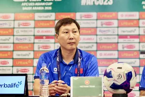 HLV Kim Sang-sik tiếp tục không hài lòng về khâu dứt điểm của U23 Việt Nam. ẢNH: MINH HOÀNG 