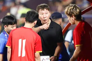 HLV Kim Sang-sik khuyên các tuyển thủ U23 Việt Nam cải thiện nhiều điều để hướng đến SEA Games vào cuối năm. ẢNH: ANH TRẦN