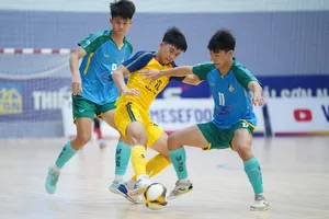 U20 Thái Sơn Nam TPHCM (áo xanh) và U20 Sahako tạo ra trận khai mạc đầy hấp dẫn. ẢNH: TÂM HÀ 