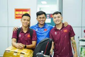 Đội trưởng Phạm Đức Hòa (bên trái) và Châu Đoàn Phát (bên phải) rạng rỡ ở sân bay Tân Sơn Nhất. ẢNH: TÂM HÀ 