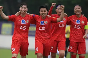 Niềm vui của CLB nữ TPHCM I khi ghi bàn vào lưới Hà Nam. ẢNH: ANH TRẦN 