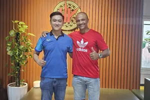 HLV Flavio Cruz của Gia Định chụp hình cùng người hâm mộ tại Phú Thọ.