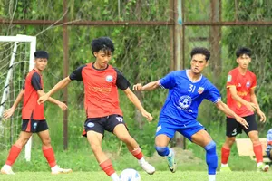 Thanh Niên TPHCM (áo đỏ) và Đại học Văn Hiến (áo xanh) được dự báo có trận ra quân Giải hạng Nhất quốc gia 2025-2026 đầy khó khăn