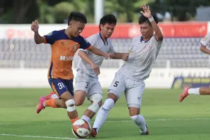 Trận khai mạc giữa U17 CLB Bóng đá TPHCM (áo trắng) và U17 Đà Nẵng (áo cam) diễn ra hấp dẫn. ẢNH: DŨNG PHƯƠNG