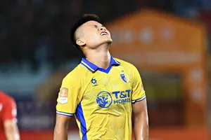 Tiền đạo Tuấn Hải thể hiện sự thất vọng khi Hà Nội FC sớm dừng bước tại Cúp Quốc gia 2025-2026. ẢNH: MINH DÂN