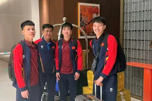 Các tuyển thủ futsal Việt Nam rạng ngời khi đặt chân đến Trung Quốc. ẢNH: ANH TRẦN 