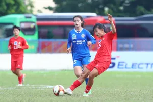 CLB nữ TPHCM (áo đỏ) nhận thất bại đáng tiếc trước Than KSVN. ẢNH: TÂM HÀ