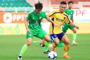 Các cầu thủ Bắc Ninh (áo vàng) được nhận diện là ứng viên thăng hạng V-League 2026-2027. ẢNH: DŨNG PHƯƠNG 