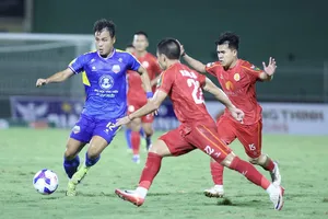 Đại học Văn Hiến (áo xanh) cầm hòa chủ nhà Quy Nhơn Bình Định. ẢNH: DŨNG PHƯƠNG