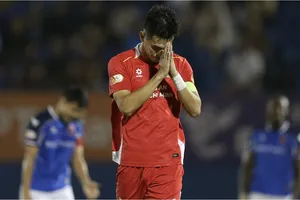 Tiền đạo Nguyễn Tiến Linh không ăn mừng khi ghi bàn vào lưới đội bóng cũ Becamex TPHCM. ẢNH: DŨNG PHƯƠNG 