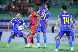 Đại học Văn Hiến (áo xanh) cầm hòa Quy Nhơn United ngay trên sân khách. ẢNH: QUỲNH MAI 