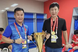 Ông Đinh Hồng Vinh (áo xanh), trợ lý của HLV Kim Sang-sik, được bổ nhiệm làm Chủ tịch Quy Nhơn United