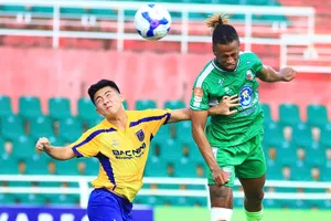 Ngoại binh kỳ cựu Jermie Lynch (áo xanh lá) là điểm tựa cho đội bóng còn non trẻ Đại học Văn Hiến. ẢNH: ANH TRẦN 