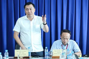 Ông Cao Văn Chóng, Phó Giám đốc Sở Văn hóa và Thể thao TPHCM (trái), đồng chủ trì cuộc họp với Tổng Thư ký VFF Nguyễn Văn Phú (phải). ẢNH: ANH TRẦN