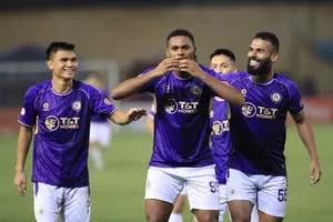 Tuyển thủ Phạm Xuân Mạnh (trái) ăn mừng cùng đồng đội. ẢNH: MINH HOÀNG