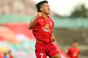 Lão tướng Thanh Hải ăn mừng bàn thắng cho Long An. ẢNH: DŨNG PHƯƠNG 