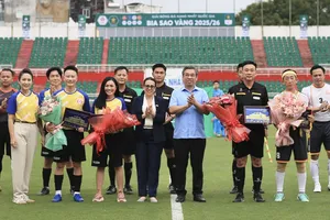 Phó Bí thư Thành ủy TPHCM, Chủ tịch Ủy ban MTTQ Việt Nam TPHCM Nguyễn Phước Lộc dự khán trận giao hữu bóng đá đặc biệt, nghĩa tình Việt Nam - Cuba. ẢNH: DŨNG PHƯƠNG