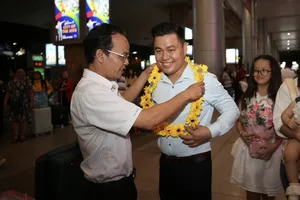 Nhà vô địch cờ tướng thế giới Lại Lý Huynh trở về trong vinh quang. ẢNH: DŨNG PHƯƠNG