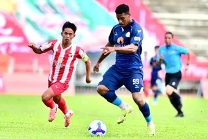 Quy Nhơn United (áo xanh) đối diện áp lực phải thắng đội khách Long An (áo đỏ, trắng). ẢNH: ANH TRẦN 