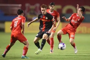 Tiền vệ Nguyễn Hoàng Đức gặp nhiều khó khăn khi gặp lại đội bóng cũ Viettel. ẢNH: ANH TRẦN