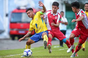 Cựu tuyển thủ U23 Việt Nam Hữu Khôi (Đồng Tháp, áo vàng) ghi siêu phẩm vào lưới CLB TPHCM. ẢNH: CAO TOÀN