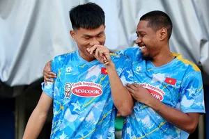 Hậu vệ Việt kiều Pháp Cao Pendant Quang Vinh (phải) được bầu giữ chức đội phó của đội tuyển Việt Nam