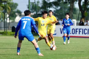 CLB nữ TPHCM I (áo vàng) chưa thể lên ngôi vô địch sớm. ẢNH: TÂM HÀ 