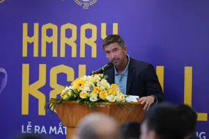 Tân HLV Harry Kewell của Hà Nội FC trong ngày ra mắt. ẢNH: TÂM HÀ 