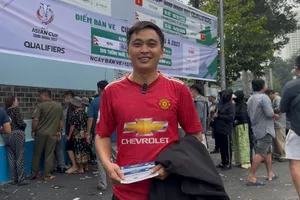 Cổ động viên Lâm Đồng xuống TPHCM mua vé trận Nepal - Việt Nam