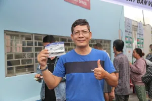 Cổ động viên háo hức cầm trên tay tấm vé xem trận Nepal - Việt Nam. ẢNH: DŨNG PHƯƠNG 