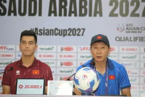 HLV Kim Sang-sik cùng Tiến Linh quyết tâm hướng đến chiến thắng trước Nepal ở trận lượt về. ẢNH: DŨNG PHƯƠNG 