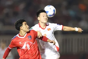 Các cầu thủ Nepal gây ra nhiều khó khăn cho đội tuyển Việt Nam. ẢNH: DŨNG PHƯƠNG 