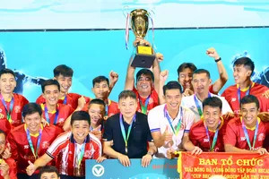 Đội Công an TPHCM trở thành tân vương tại Giải bóng đá cộng đồng Tập đoàn Becamex - Cúp Becamex Group 2025. ẢNH: TÔ AN