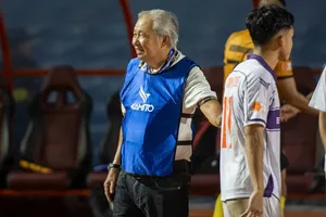 HLV Đặng Trần Chỉnh cùng Becamex TPHCM giành được 4 điểm sau 2 trận sân nhà liên tiếp. ẢNH: TÂM HÀ