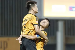 Thủ quân Doãn Ngọc Tân ôm Trịnh Văn Lợi ăn mừng đầy cảm xúc trên sân PVF. ẢNH: ANH TRẦN 