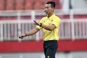 Trọng tài Trần Văn Khỏe điều hành trận Đại học Văn Hiến - Phú Thọ. ẢNH: DŨNG PHƯƠNG 