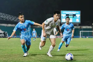 Nguyễn Khắc Khiêm (áo xanh) góp công lớn mang chiến thắng về cho Khánh Hòa. ẢNH: QUỲNH MAI