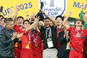 HLV Kim Sang-sik cùng U23 Việt Nam nâng cao danh hiệu U23 Đông Nam Á 2025. ẢNH: ANH KHOA 